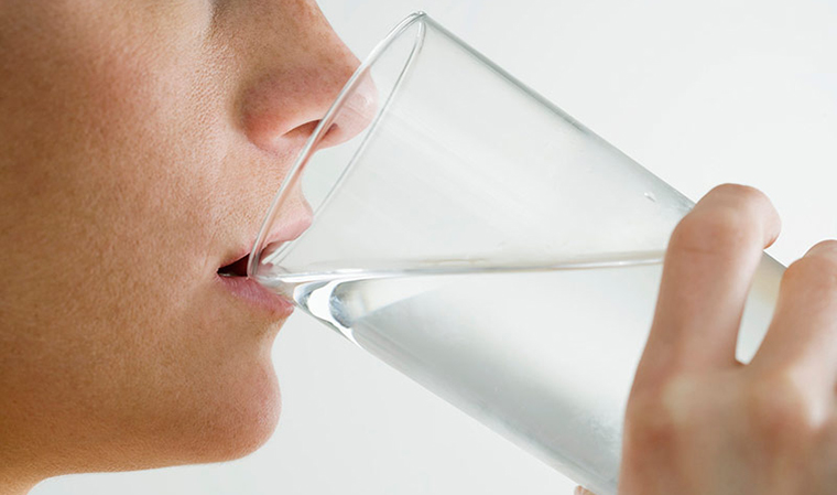 Nước lọc giúp pha loãng rượu, làm giảm độ cồn trong cơ thể
