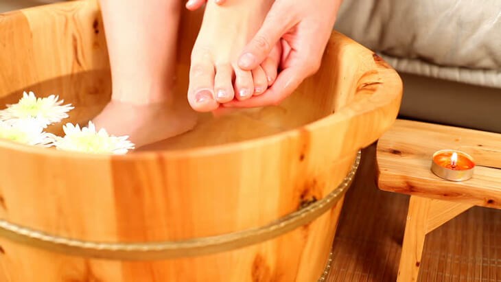 Ngâm chân nước nóng hỗ trợ chữa trị các bệnh ngoài da như nấm chân, viêm nhiễm