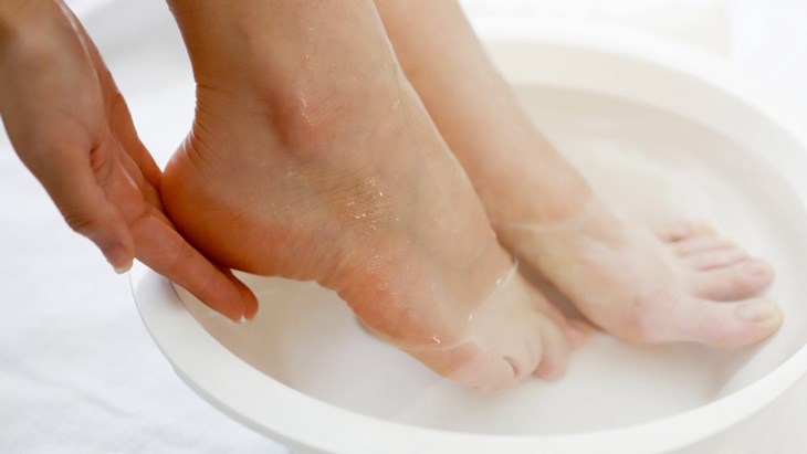 Ngâm chân nước nóng góp phần làm giảm đau nhức xương hiệu quả