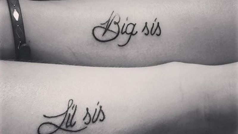 Hình xăm chữ đôi “Big sis” và “Lil sis” - tượng trưng cho một mối quan hệ gắn kết như người thân, mãi luôn ủng hộ nhau