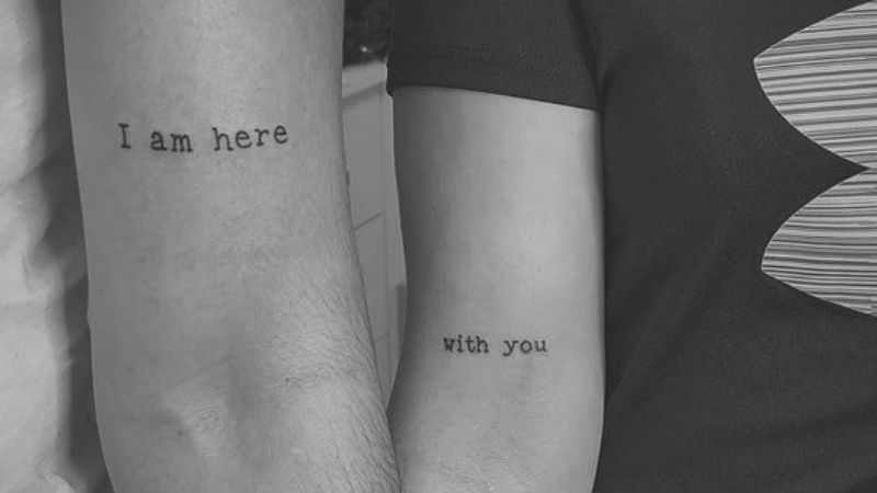 Hình xăm đôi có nghĩa “I am here” và “with you” - Tôi ở đây là vì bạn