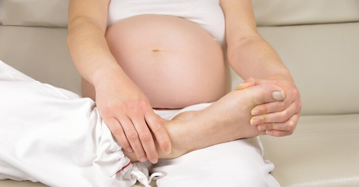Ngâm chân nước nóng có thể khiến phụ nữ manh thai bị sưng phù chân nặng hơn