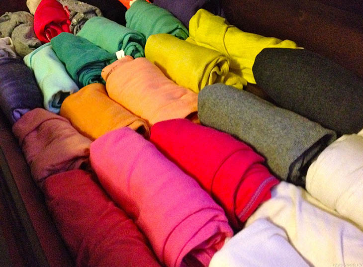 Cuộn quần áo giúp tận dụng tối đa chỗ trống trong vali