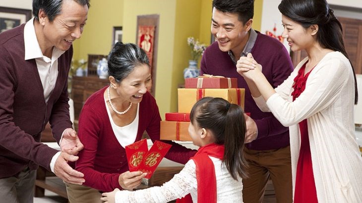Nên tìm hiểu về sở thích, sức khỏe của gia đình người yêu trước khi chọn mua quà Tết