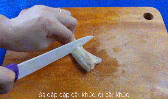 Sả đập dập và cắt thành 3 đoạn, 2 trái ớt cắt khúc.
