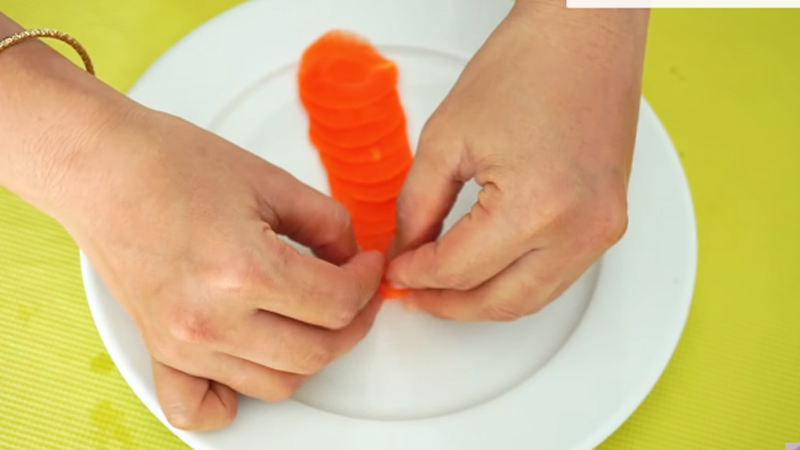 Dùng tay cuộn chặt cà rốt